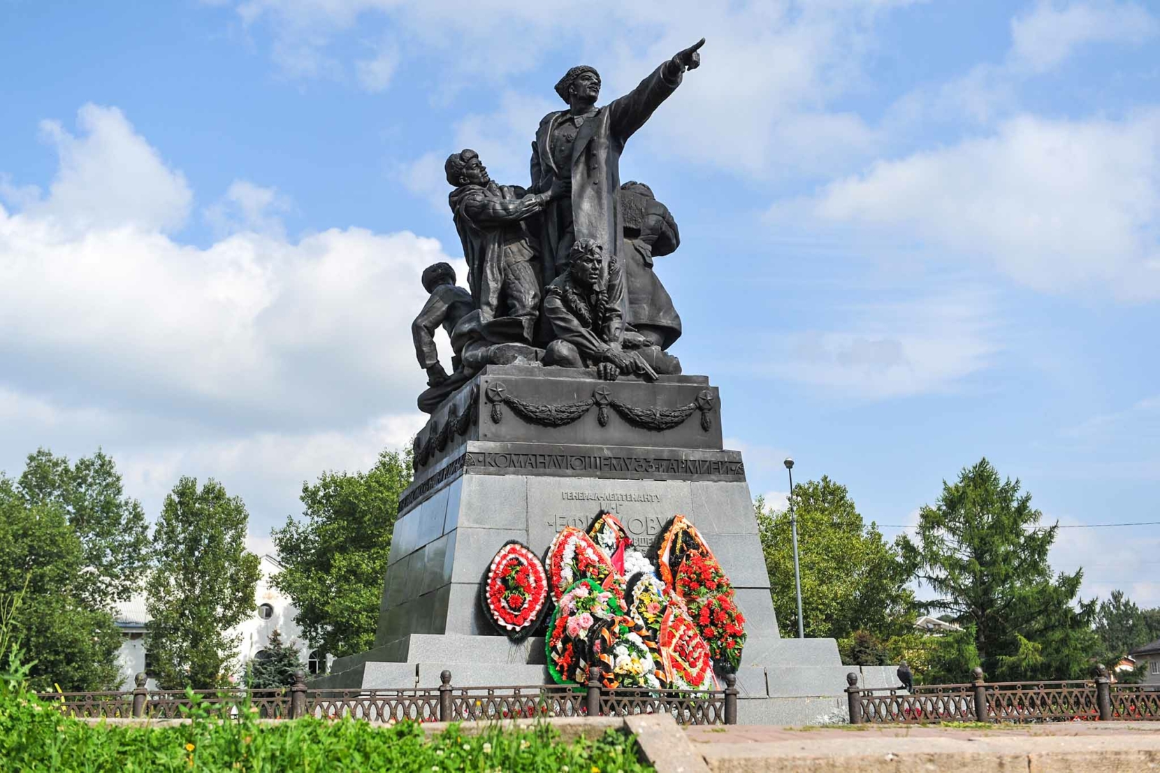 Памятник командарму Ефремову