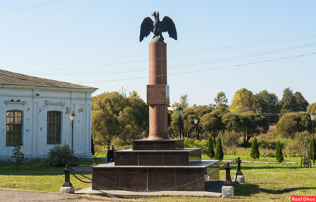 Памятник Перновскому полку