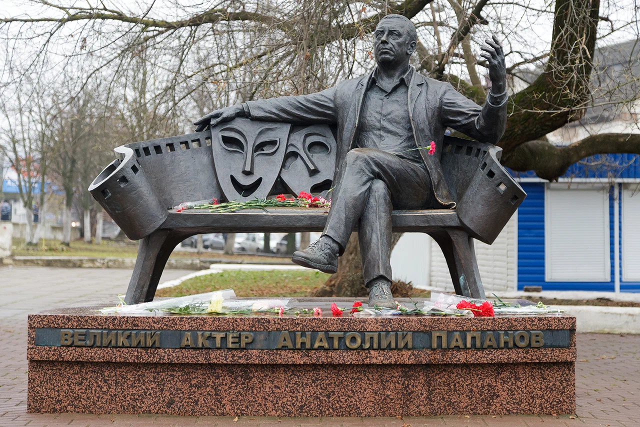 Памятник А.Д. Папанову